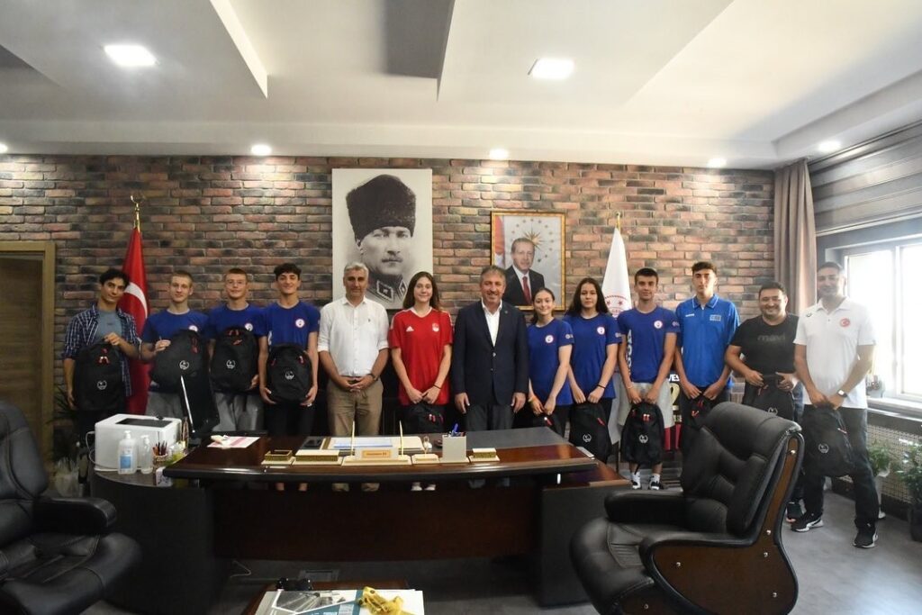 Eski̇şehi̇rli̇ Yüzücüler Ve Antrenörler Tebri̇k Edi̇ldi̇