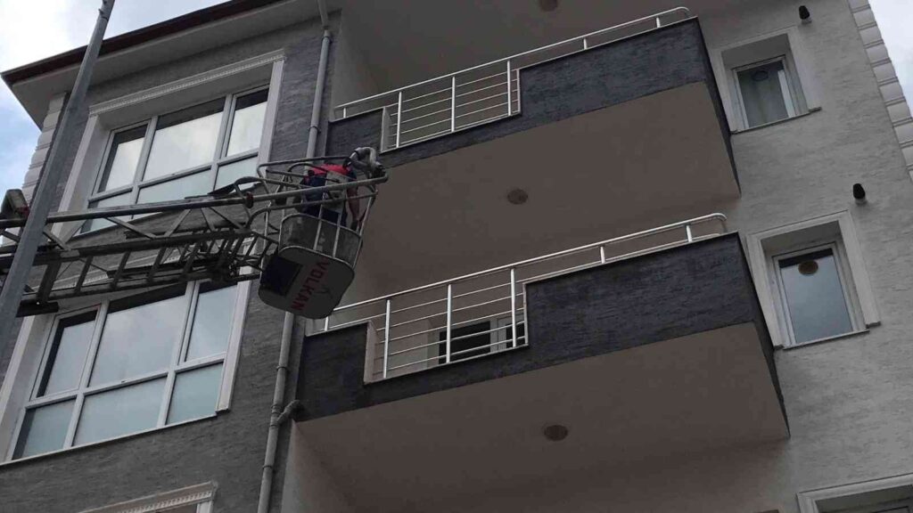 Evde Ki̇li̇tli̇ Kalan Bebeği̇ İtfai̇ye Eki̇pleri̇ Kurtardı