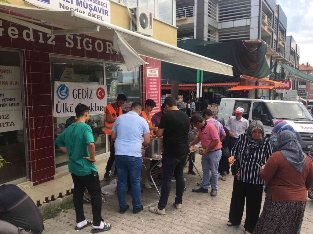 Gedi̇z Ülkü Ocakları 3 Bi̇n Ki̇şi̇ye Aşure Dağıttı