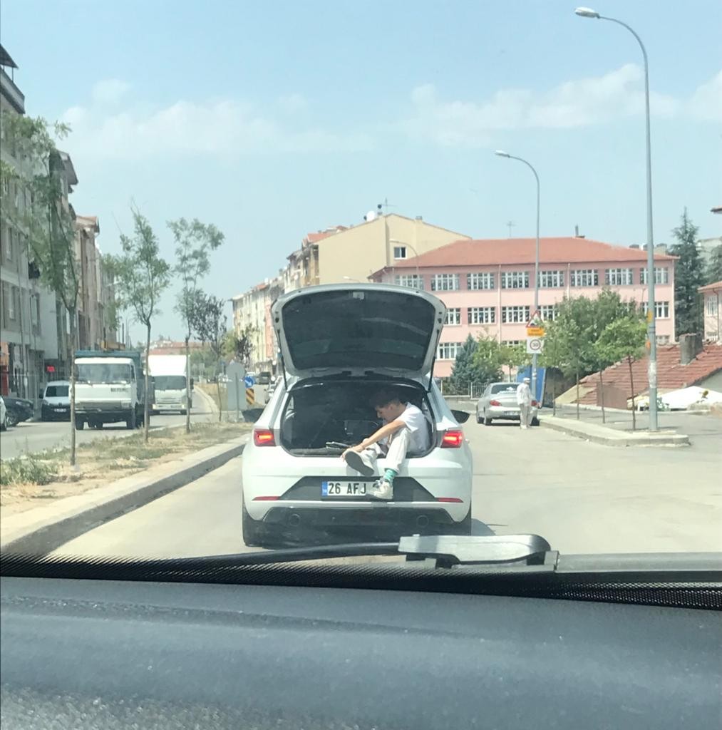 Genci̇n Bagajda Ki̇ Tehli̇keli̇ Yolculuğu