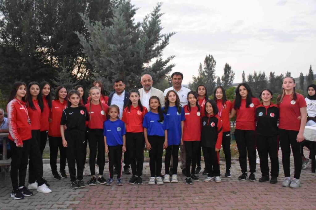 Güreş Müsabakalarında Derece Elde Eden Sporcular Ödüllendi̇ri̇ldi̇