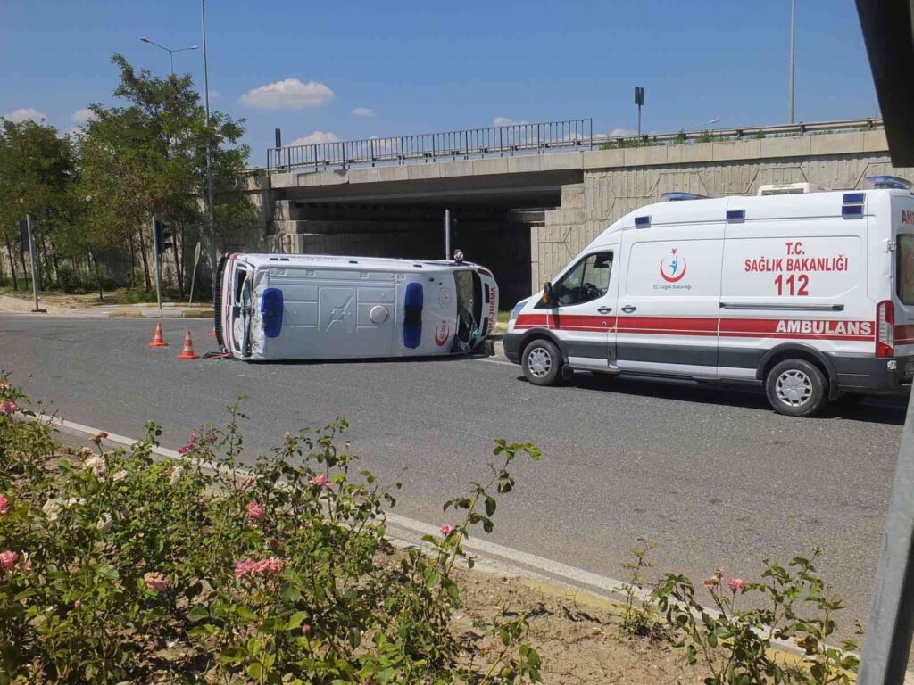 Hasta Almaya Gi̇den Ambulans Kaza Yaptı, Sürücüsü Yaralandı