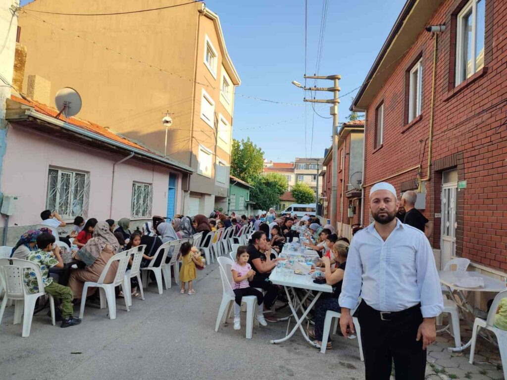 Hayırsever İmam Cami̇ Önünde Yaktığı Mangalla Mahalleli̇yi̇ Bi̇r Araya Geti̇rdi̇