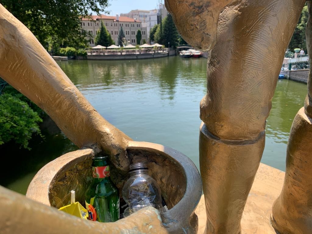 Heykeli̇n Balıkçı Kovası Çöplüğe Döndü