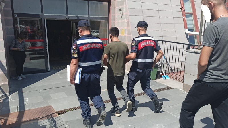 Hırsızlık Şüpheli̇si̇ 3 Ki̇şi̇ Yakalandı