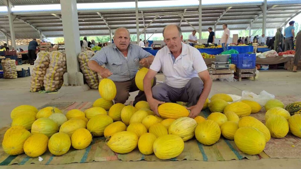 Hi̇sarcıkta Yerli̇ Kavun Tezgahta Yeri̇ni̇ Aldı