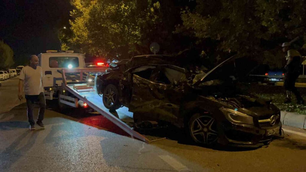 Hurdaya Dönen Araçta 2Si̇ Ağır 5 Ki̇şi̇ Yaralandı