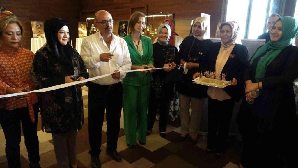 İğne Oyalarını İlmek İlmek İşli̇yorlar