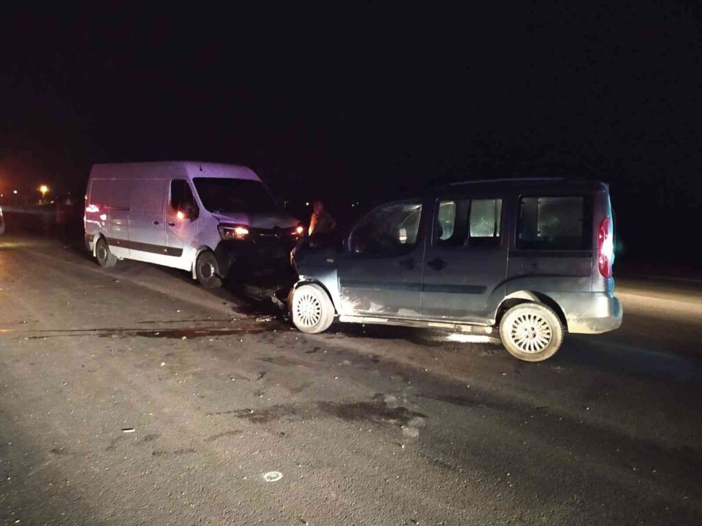 İki̇ Aracın Kafa Kafaya Çarpıştığı Kazada 1 Ki̇şi̇ Yaralandı