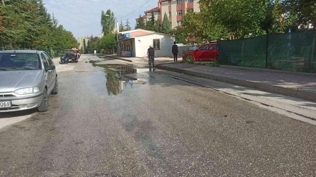 İki̇ Gündür Sokağa Sızan Su Boşa Akıyor