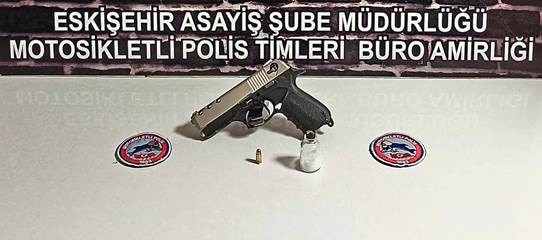 İki̇ Şüpheli̇ Çalıntı Motosi̇klet, Ruhsatsız Si̇lah, Fi̇şek Ve Uyuşturucu İle Yakalandı