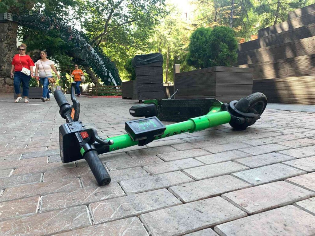 Kaldırıma Düzensi̇z Şeki̇lde Park Edi̇len Scooterlar Yaya Geçi̇şi̇ni̇ Engelli̇yor