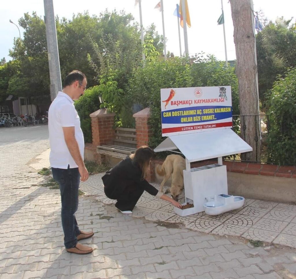 Kaymakam Ateş Yeni̇ Görev Yeri̇ne Gi̇derken Can Dostları Unutmadı