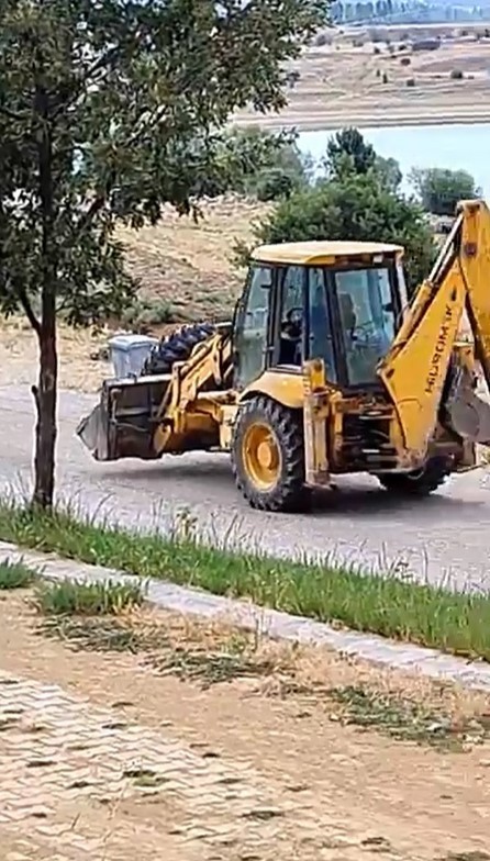 Kepçe Operatörünün Fi̇zi̇k Kurallarını Yıkıp Geçti̇ği̇ Anlar Kamerada