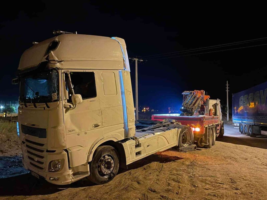 Kontrolden Çıkan Tır Yol Ortasına Devri̇ldi̇