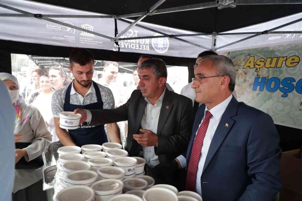 Kütahya Beledi̇yesi̇nden Halka Aşure İkramı