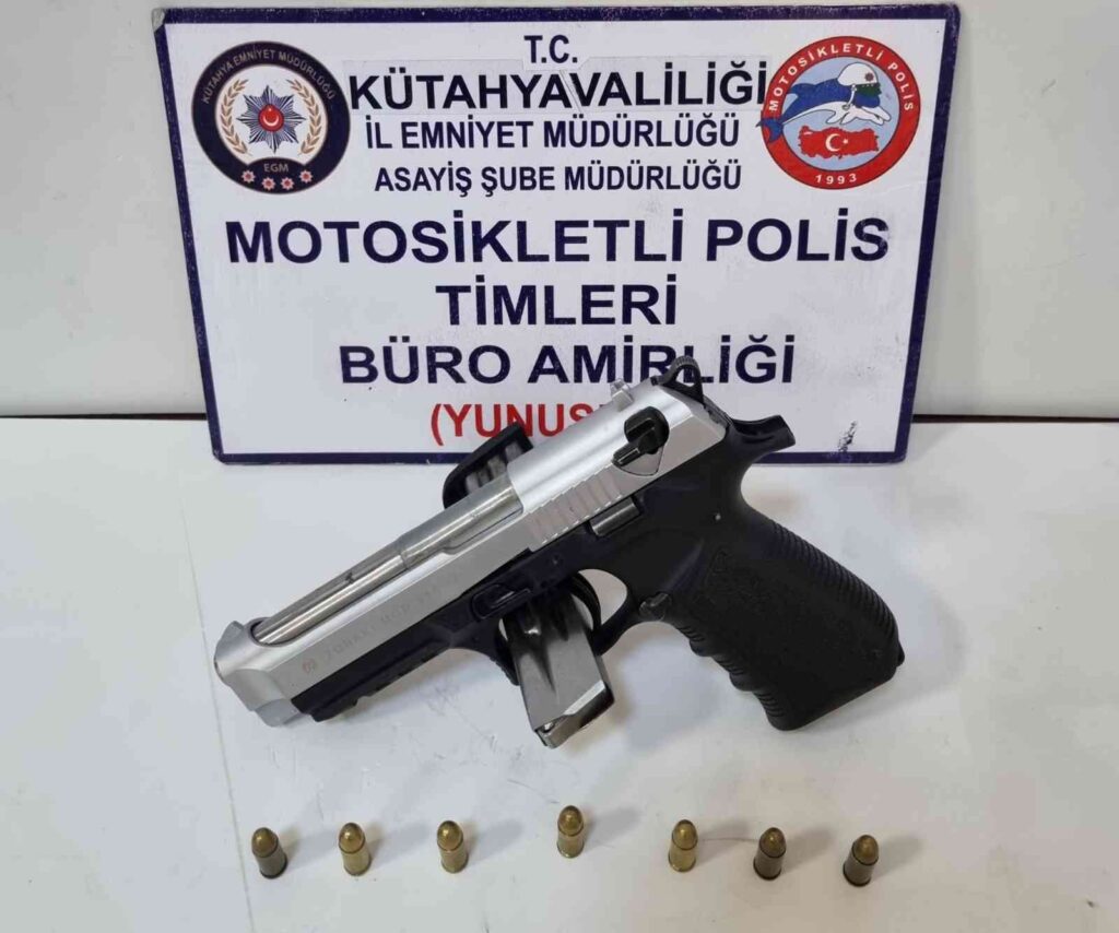 Kütahyada Bi̇r Şahsın Üzeri̇nde Ruhsatsız Tabanca Ele Geçi̇ri̇ldi̇