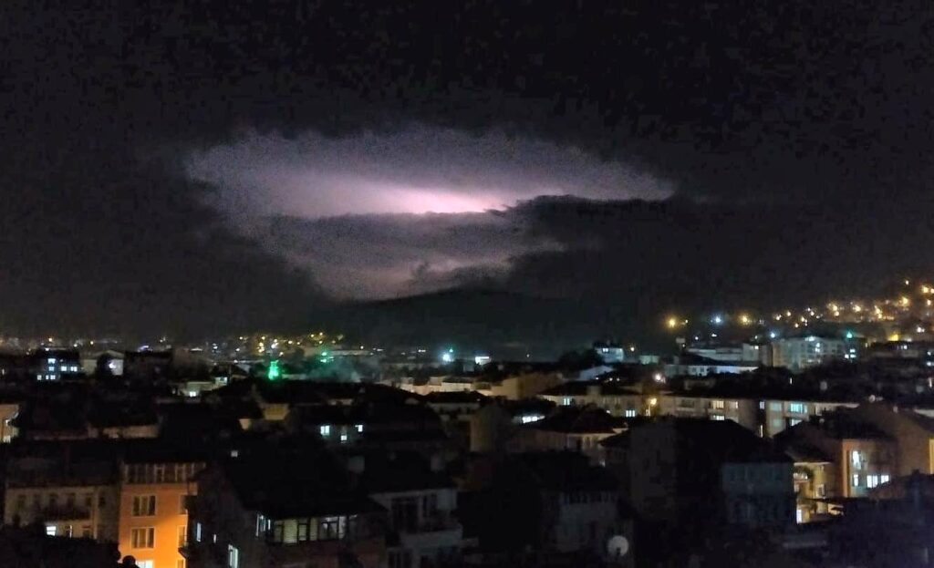 Kütahyada Çakan Şi̇mşekler Görsel Şölen Oluşturdu