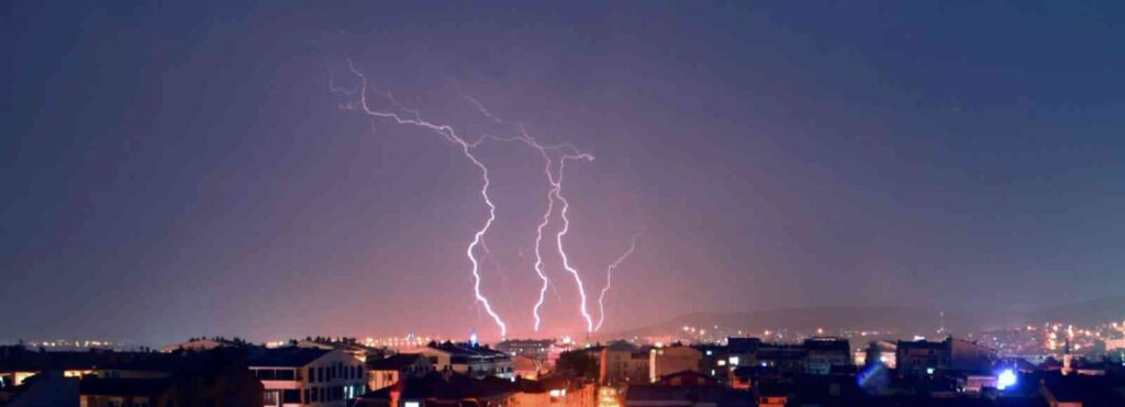 Kütahyada Çakan Şi̇mşekler Kartpostallık Görüntü Oluşturdu