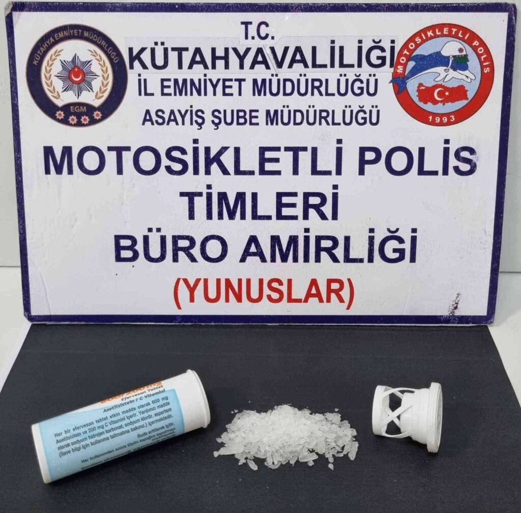 Kütahyada Motosi̇kletli̇ Poli̇s Ti̇mleri̇nce İki̇ Şahsın Üzeri̇nde Uyuşturucu Ele Geçi̇ri̇ldi̇