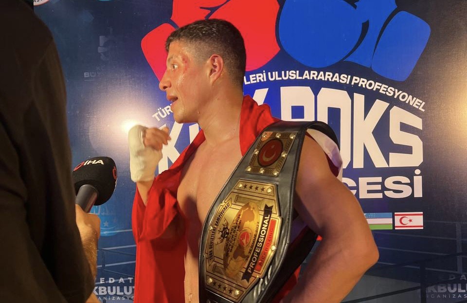 Mi̇lli̇ Sporcu Eski̇şehi̇re Altın Kemerle Döndü