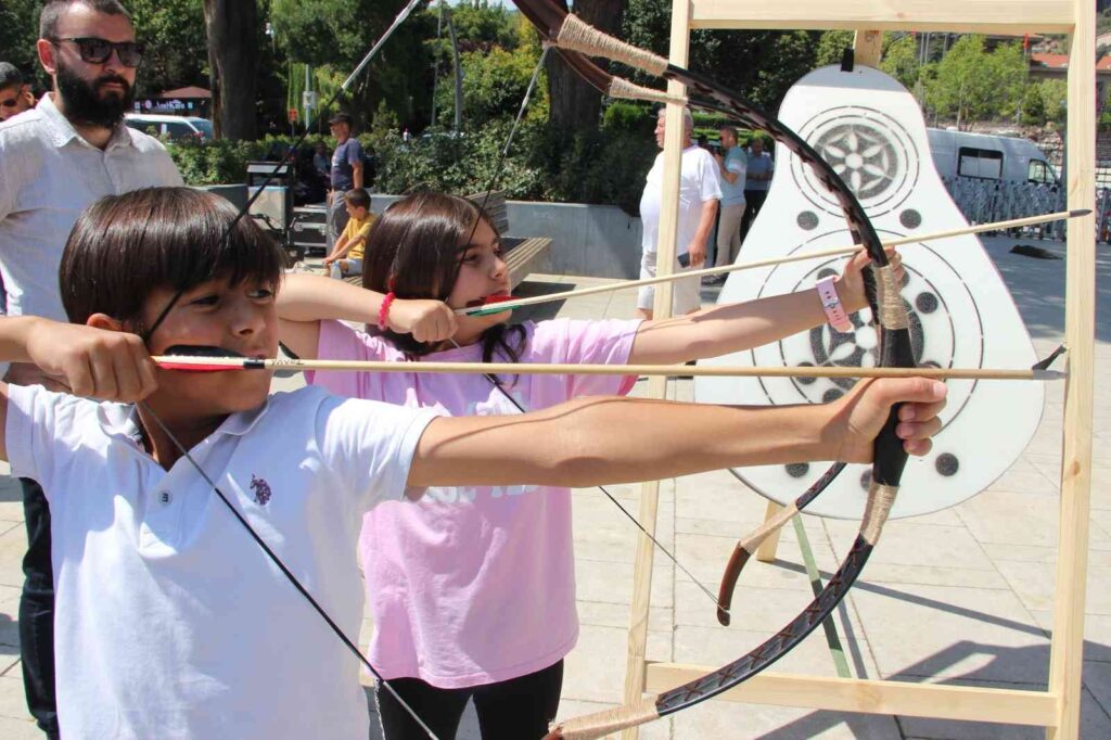 Mi̇ni̇k Okçular Ata Sporunu Yaşatıyor