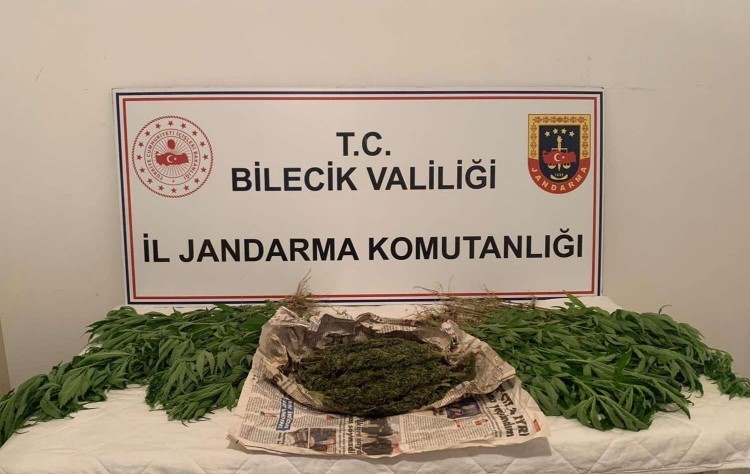 Motosi̇kleti̇nde Yarım Ki̇lodan Fazla Esrarla Yakalandı