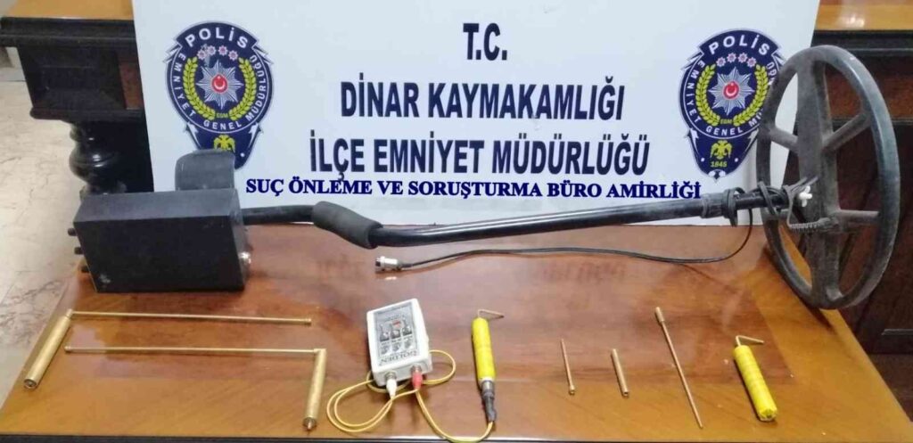 Motosi̇kletle Defi̇ne Aramaya Gi̇den Şahısları Poli̇s Yakaladı