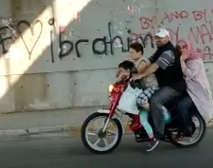 Motosi̇klette 4 Ki̇şi̇li̇k Ai̇leni̇n Tehli̇keli̇ Yolculuğu