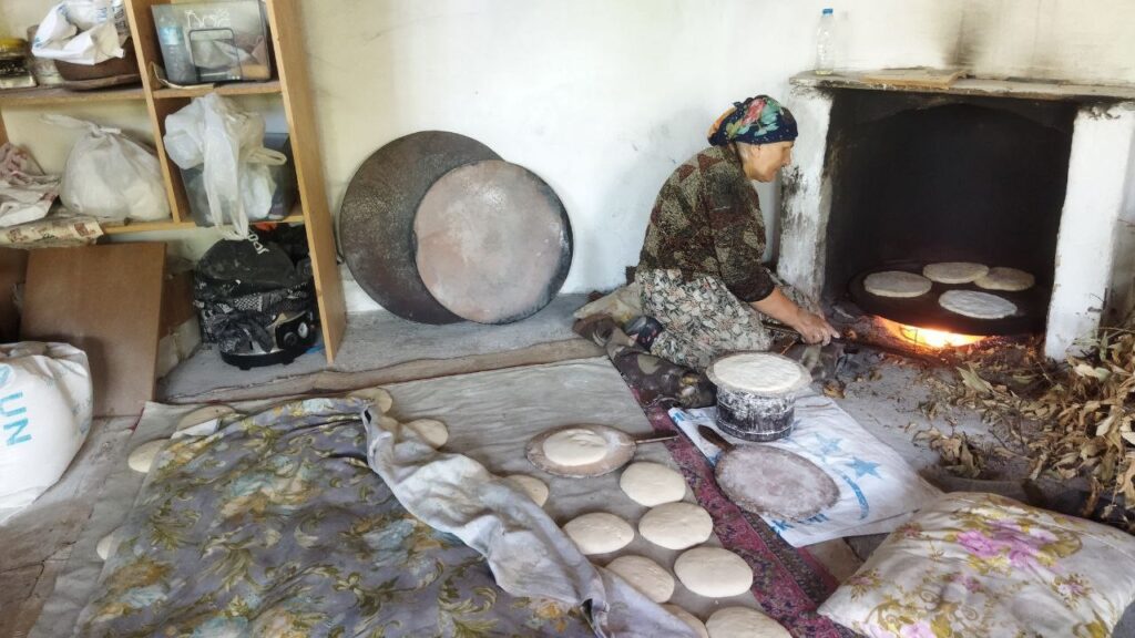 Odun Ateşi̇nde Bazlama Pi̇şi̇renler Marketten Ekmek Almıyor