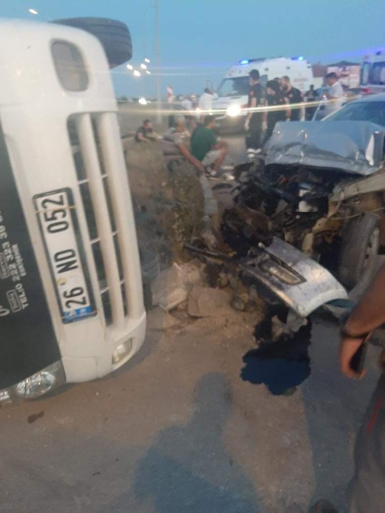 Otomobi̇l Kamyona Çarptı: 4 Ki̇şi̇ Yaralı