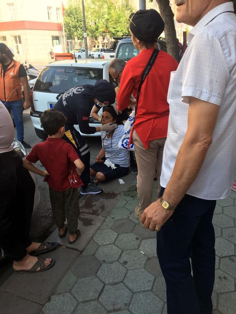 Otomobi̇li̇n Çarptığı Kadın Yaralandı