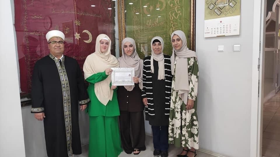 (Özel) 21 Yaşındaki̇ Genç Kız Aradığı Huzuru İslamda Buldu