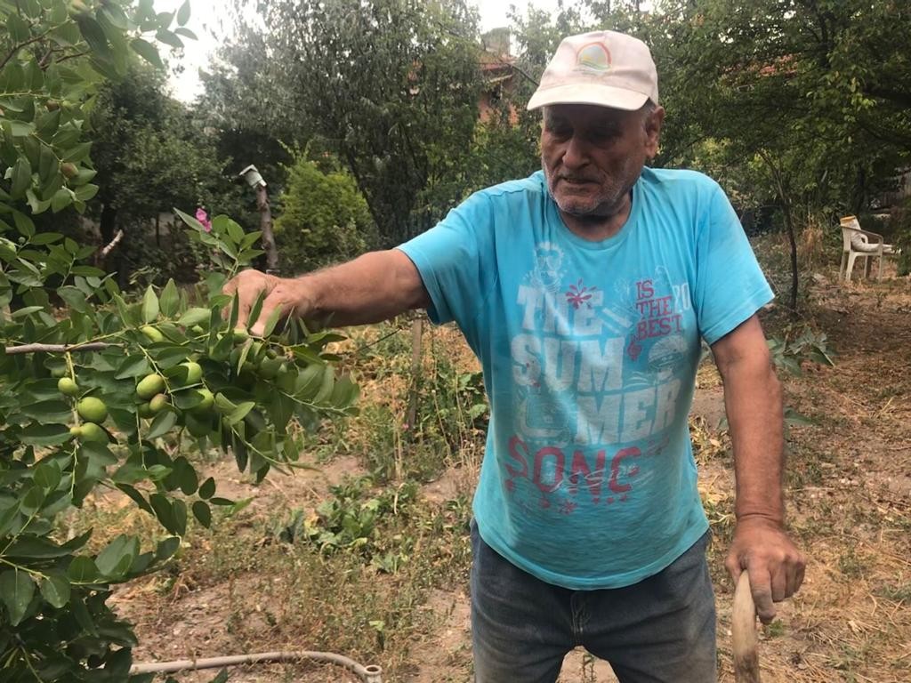 (Özel) Bahçesi̇ndeki̇ Bi̇tki̇lerle Her Gün Yaklaşık 10 Saat İlgi̇leni̇yor