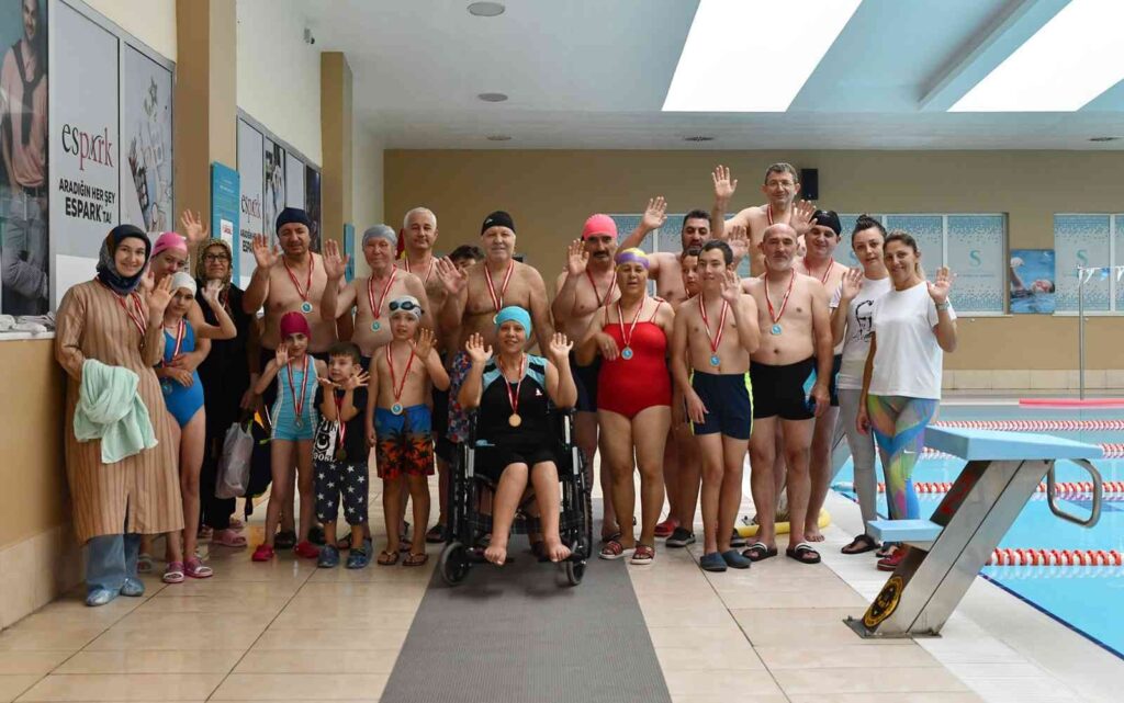 Özel Bi̇reyler Yaz Mevsi̇mi̇ni̇ Yüzerek Geçi̇rdi̇