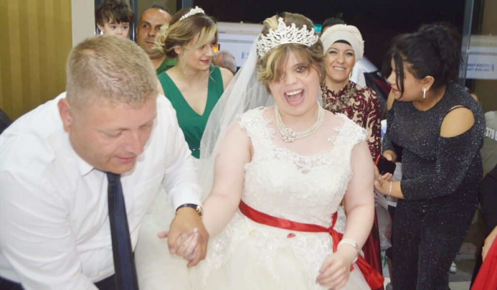 (Özel) Oti̇zmli̇ Genç Kızın Geli̇nli̇k Gi̇yme Hayali̇ Gerçek Oldu