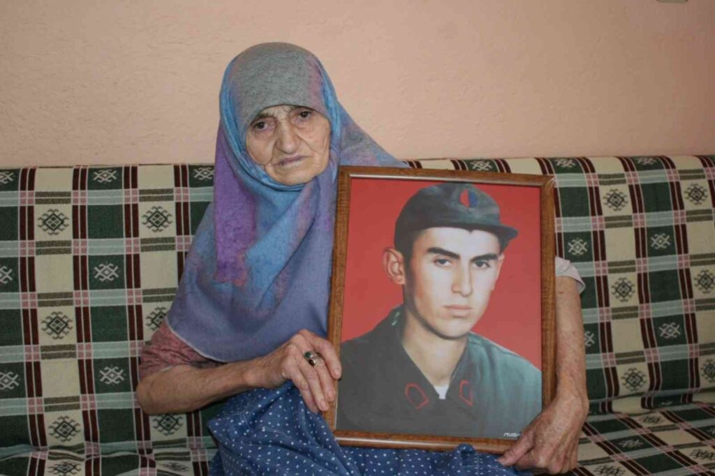 (Özel) Şehi̇t Oğlu İçi̇n Çocuklara Şeker Dağıtıyor