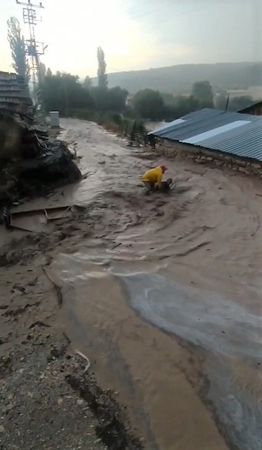 (Özel) Sele Kapılan Genç İşte Böyle Kurtarıldı