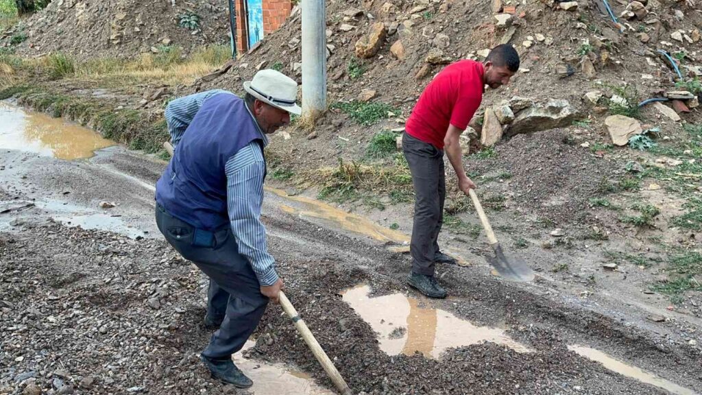 (Özel) Seli̇n Geti̇rdi̇ği̇ Çamur Ve Toprak Yolu Kapattı, Mahalleli̇ Mahsur Kaldı