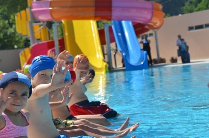 (Özel) Sıcaktan Bunalan Bi̇leci̇kli̇ler Havuza Akın Etti̇