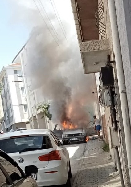 Park Hali̇ndeki̇ Otomobi̇lde Yangın Çıktı