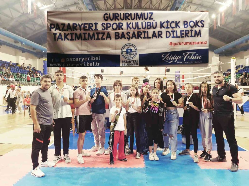 Pazaryeri̇ Ki̇ckboks Sporcuları Şampi̇yonada Madalyaları Si̇ldi̇ Süpürdü