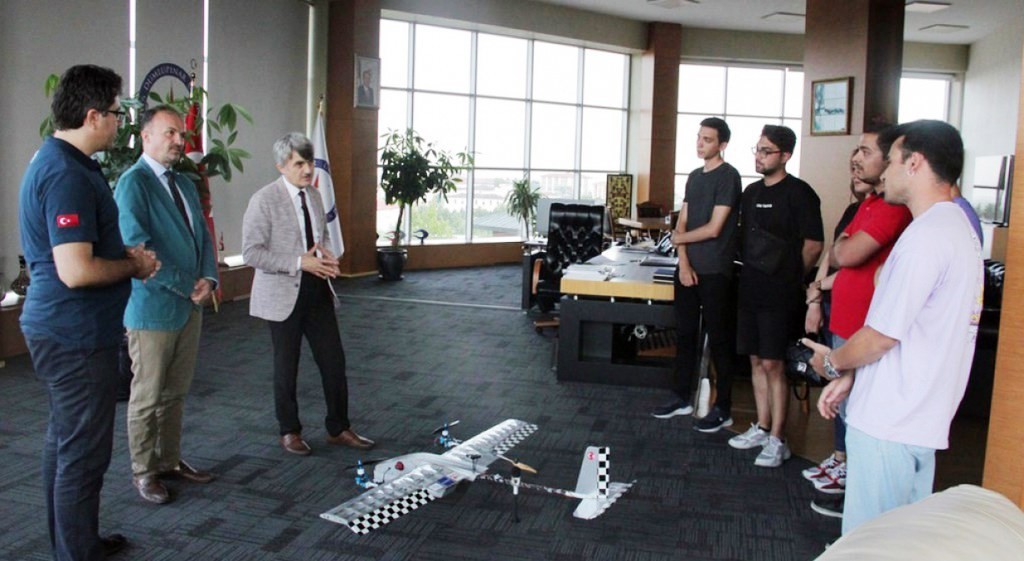 Rektör Uysal, “İnsansız Hava Aracı Takımlarına Daha Çok Destek Vereceği̇z”