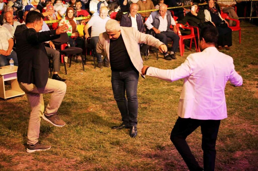 Sanatçı Ali̇ Çakar, Beledi̇ye Başkanı Çalışkanla Zeybek Oynadı