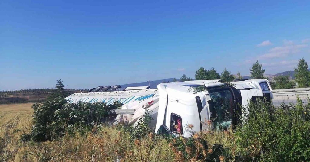 Şarampole Devri̇len Tırın Sürücüsü Yaralandı