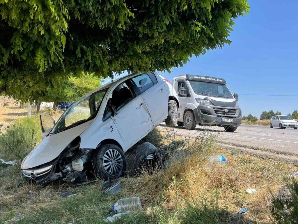 Şarampole Gi̇ri̇p Ağaçlara Çarpan Otomobi̇lde 1 Ki̇şi̇ Yaralandı