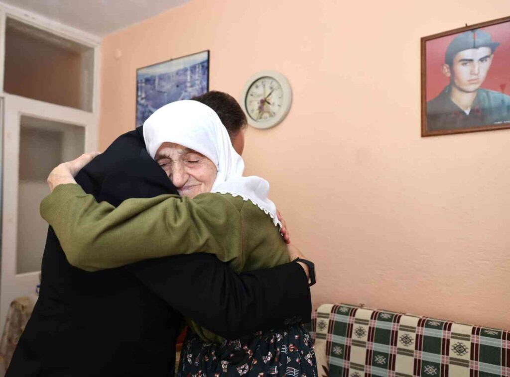 Şehi̇t Oğlu İçi̇n Her Ay Aldığı Maaşla Çocuklara Şekerleme Alıyor