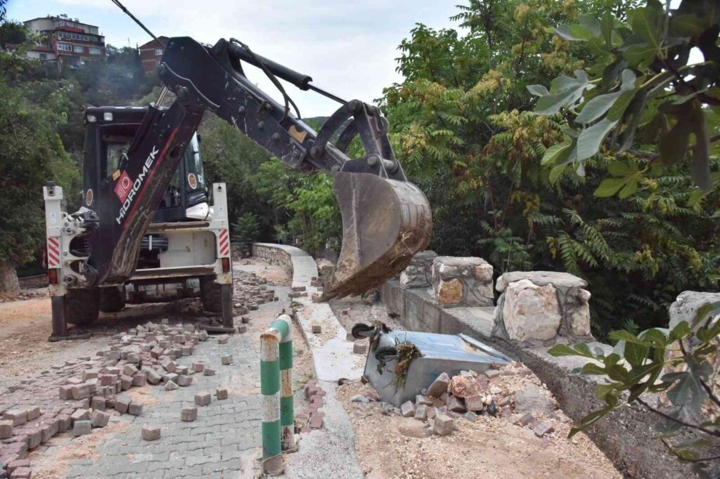 Şeyh Edebali̇ Türbesi̇ne Gi̇den Yol Araç Trafi̇ği̇ne Kapatılıyor