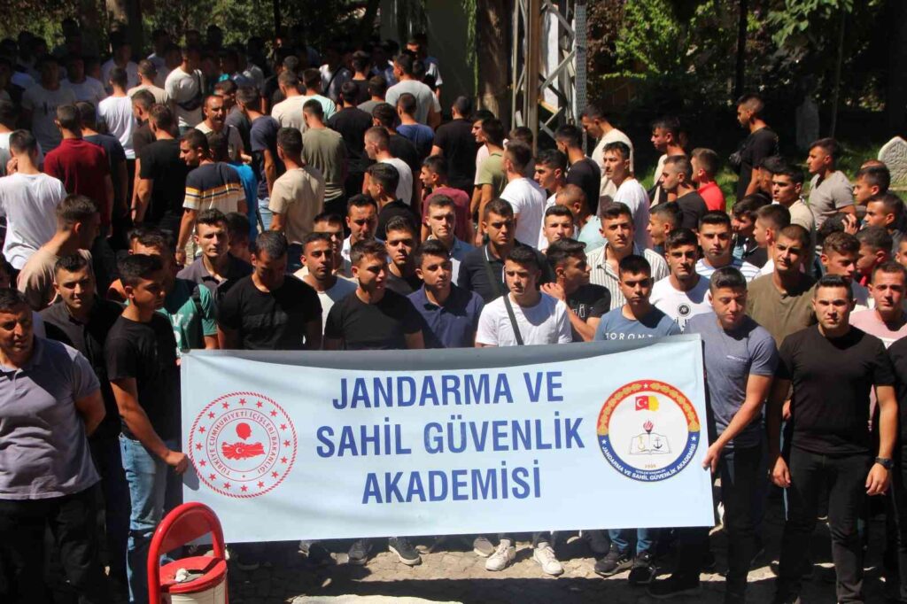 Şeyh Edebali̇ Türbesi̇ni̇ 3 Bi̇n Jandarma Ve Sahi̇l Güvenli̇k Akademi̇si̇ Öğrenci̇si̇ Zi̇yaret Etti̇