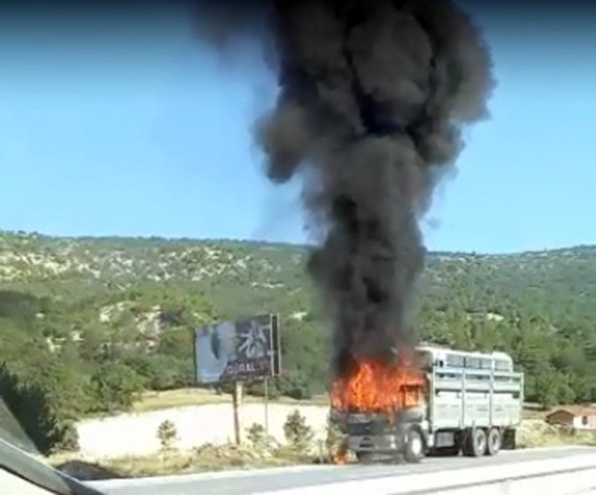 Seyi̇r Hali̇ndeki̇ Kamyon Alev Alev Yandı